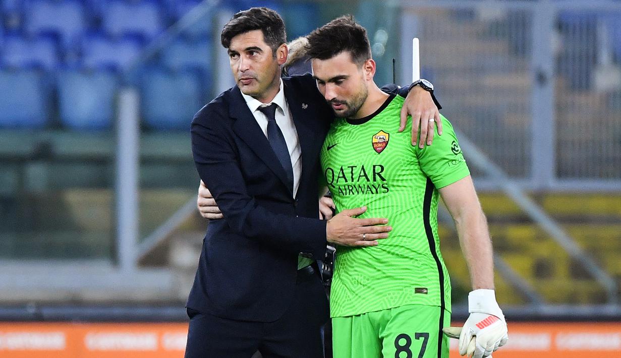 Daniel Fuzato. Kiper berusia 25 tahun yang mulai musim 2022/2023 akan memperkuat UD Ibiza ini menjadi kiper ke-5 asal Brasil yang pernah memperkuat AS Roma. Ia didatangkan AS Roma dari Palmeiras pada awal musim 2018/2019 dengan nilai transfer 500 ribu euro atau kini setara Rp7,5 miliar. Bersama AS Roma ia hanya bertahan selama 3 musim dan hanya tampil sebanyak 8 kali di semua ajang dengan torehan 2 kali clean sheet dan kebobolan 11 gol. Pada awal musim 2022/2023 ia dilepas gratis ke UD Ibiza setelah sempat dipinjamkan ke Gil Vicente selama setengah musim. (AFP/Tiziana Fabi)