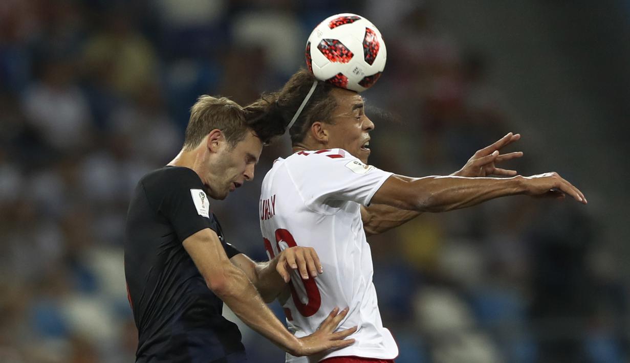 Pemain Denmark, Yussuf Yurary Poulsen (kanan) berduel dengan pemain Kroasia, Ivan Strinic pada laga 16 besar Piala Dunia 2018 di Nizhny Novgorod Stadium, Rusia, (1/7/2018). Kroasia menang 3-2 lewat adu penalti. (AP/Darko Bandic)