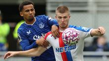 Penyerang Everton asal Senegal #10, Iliman Ndiaye (kiri), berebut bola dengan gelandang Crystal Palace asal Inggris #20, Adam Wharton (kanan), dalam pertandingan&nbsp;Premier League antara Everton dan Crystal Palace di Stadion Hill Dickinson, Liverpool, Inggris barat laut, pada 5 Oktober 2025. (Darren Staples/AFP)