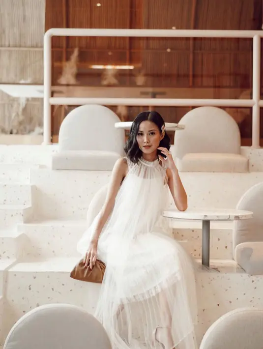 Bagi Sahabat Fimela yang ingin tampil romantis, dress dengan aksen lipit pada leher disertai potongan A-Line, memberikan kesan elegan yang nyata. Noi mengenakan dress dari Sho Style (Foto:Instagram/ Noi Aswari)