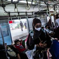 Sejumlah penumpang naik kereta rel listrik (KRL) di Stasiun Manggarai, Jakarta, Kamis (19/5/2022). Penambahan kapasitas penumpang KRL menjadi 80 persen dibuat menyesuaikan aturan terbaru Surat Edaran (SE) Kementerian Perhubungan Nomor 57 Tahun 2022 tentang Petunjuk Pelaksanaan Perjalanan Orang dalam Negeri dengan Transportasi Perkeretaapian pada Masa Pandemi COVID-19. (Liputan6.com/Faizal Fanani)
