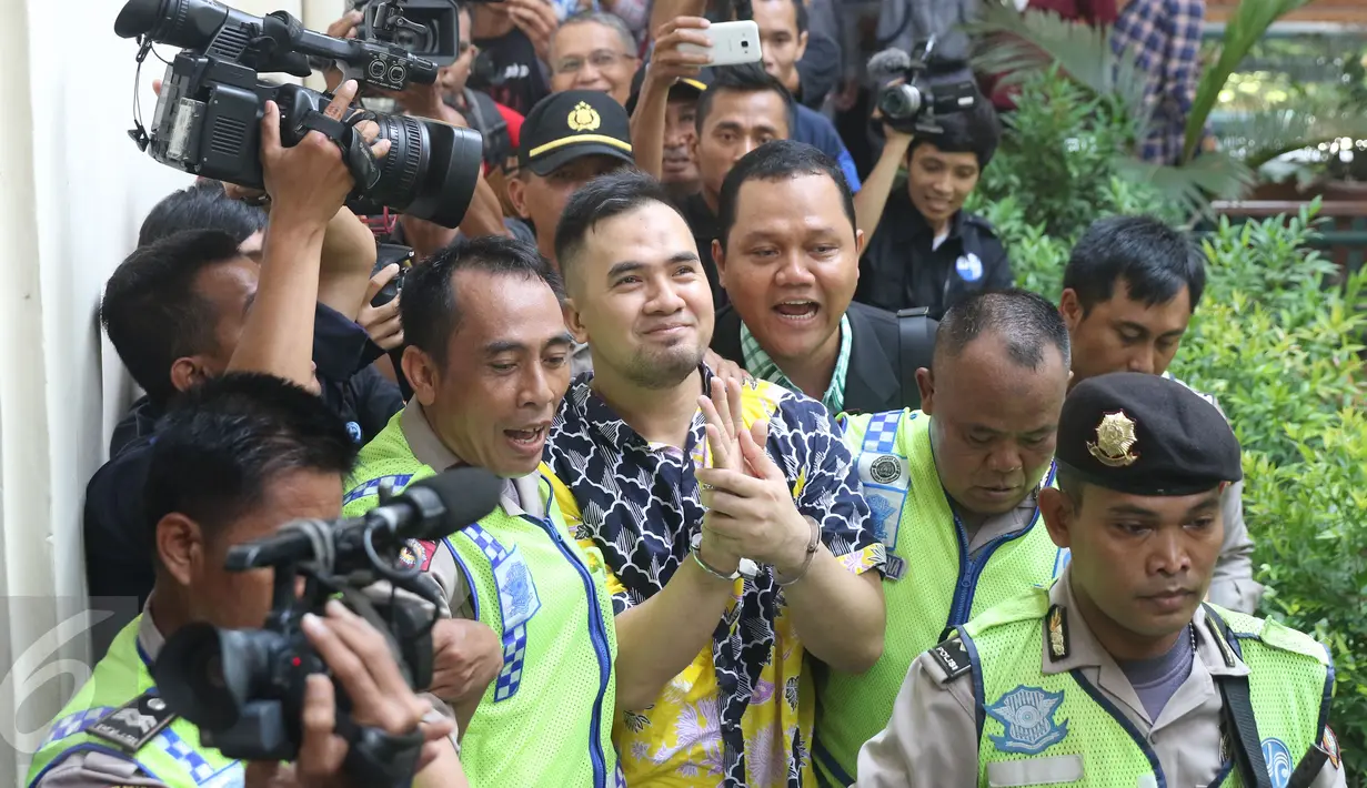 Penyanyi Dangdut, Saipul Jamil (tengah) saat tiba di pengadilan Jakarta Utara, Kamis (21/04). Saipul Jamil  akan menjalani sidang perdananya dalam kasus pencabulan. (Liputan6.com/Herman Zakharia)