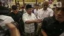 Banyak para relawan berebut menyalami Danjen Kopassus itu dan meneriakkan 'Presiden'. (Liputan6.com/Faizal Fanani)