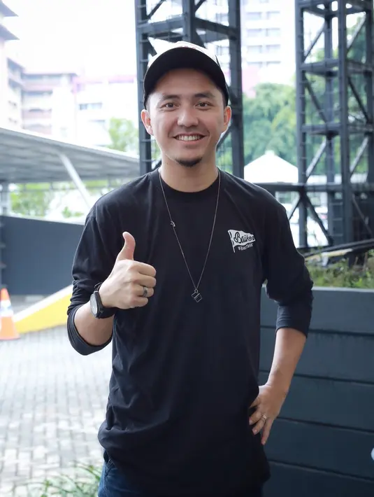 "Istri saya suka motor sejak sekolah. Dia dari kuliah, SMA bawa motor. Malah motornya yang underground ala-ala motor balapan. Dia memang sering ikut balapan," kata Omesh, di kawasan Gatot Subroto, Jaksel, Senin (8/8/2016). (Galih W. Satria/Bintang.com)