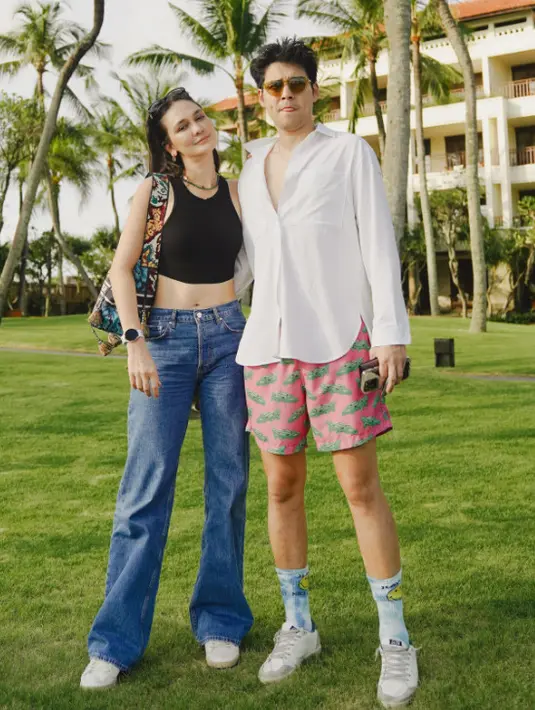 Seperti saat selebrasi ulang tahun Maxime di Bali. Luna Maya padukan croptop hitam dan jeans. Sedangkan tampil casual playful dengan celana pink dan kemeja putih [@lunamaya]