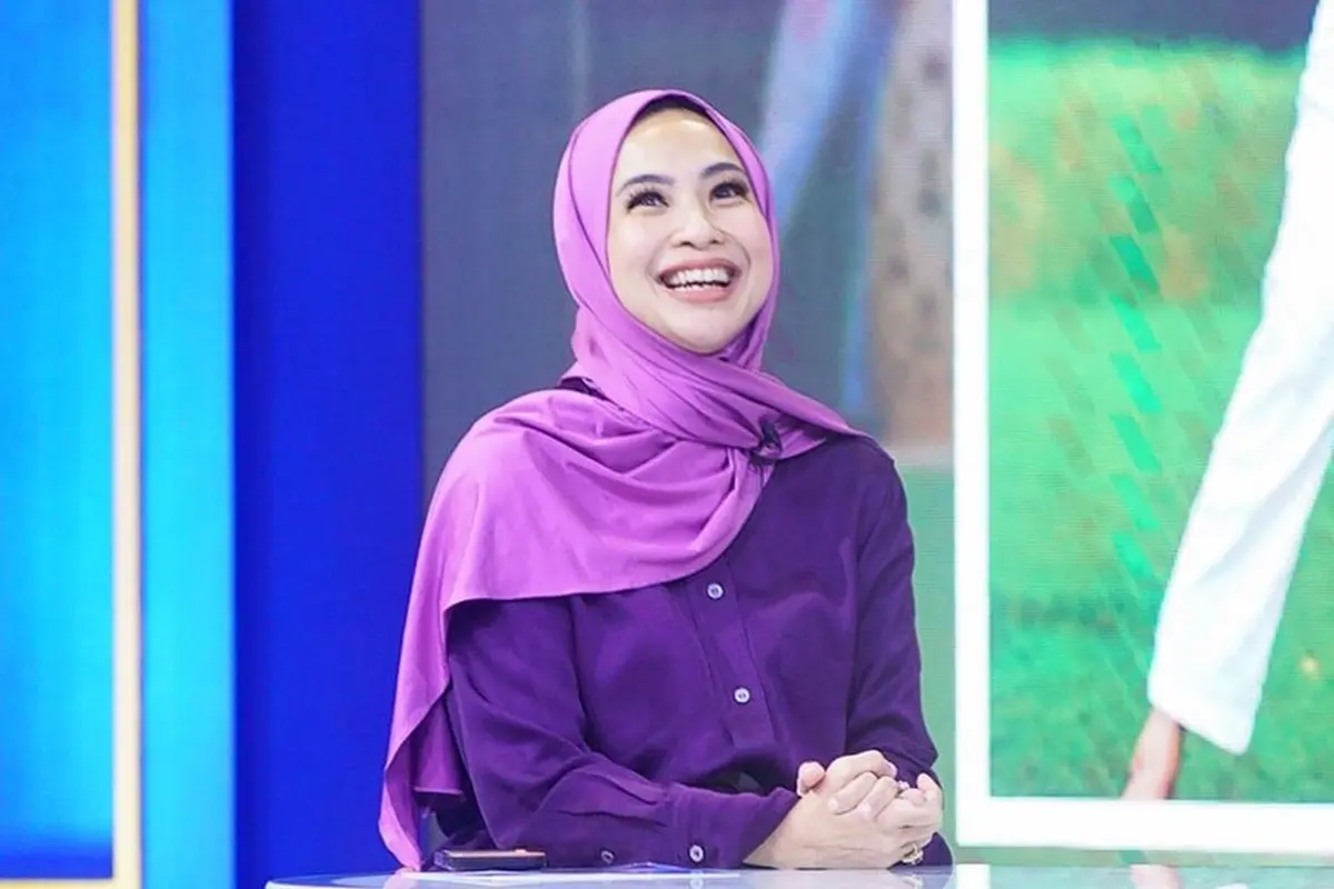 8 Potret Gaya Feni Rose Kini Tampil Berhijab Setelah Pulang Umrah