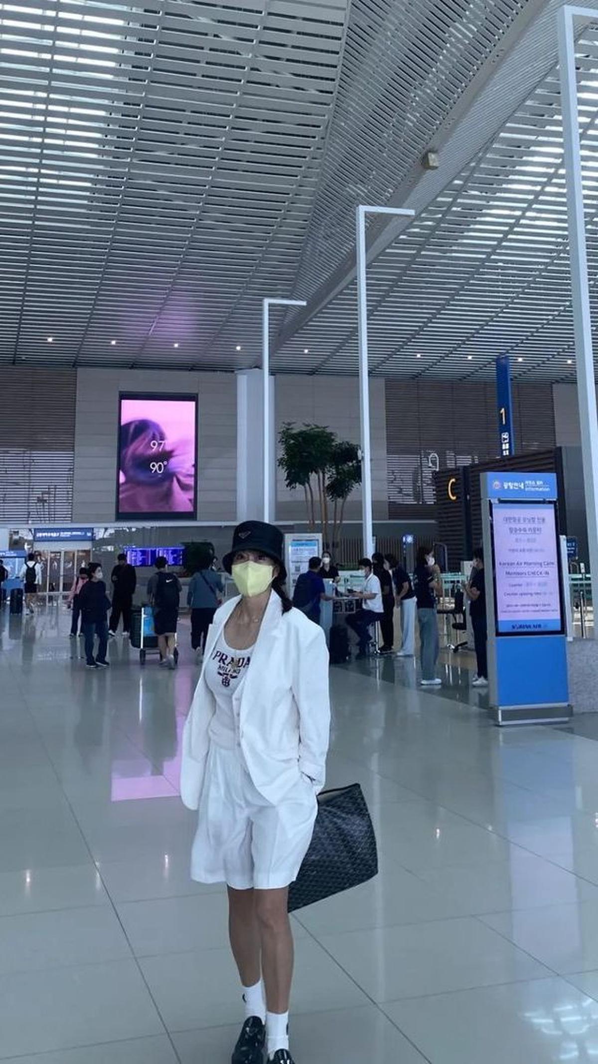 Penampilan istri Shin Tae-yong kerap mencuri perhatian. Ia dipuji cantik dan awet muda.