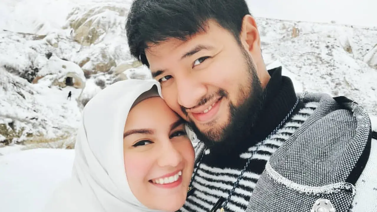 [Fimela] Liburan Ammar Zoni dan Irish Bella