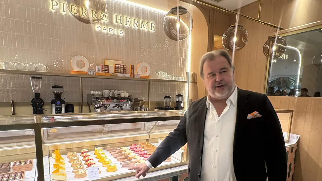 Pierre Hermé saat datang ke tokonya di Gran Hyatt, Jakarta. [Anisha/Fimela]