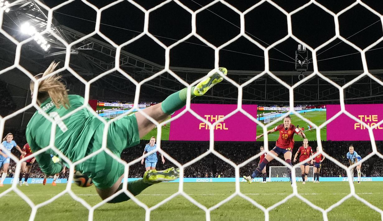 Gelandang Timnas Wanita Spanyol, Jennifer Hermoso melakukan eksekusi penalti ke gawang Timnas Wanita Inggris yang dikawal Mary Earps pada laga final Piala Dunia Wanita 2023 di Australia Stadium, Sydney (20/8/2023). (AP Photo/Rick Rycroft)