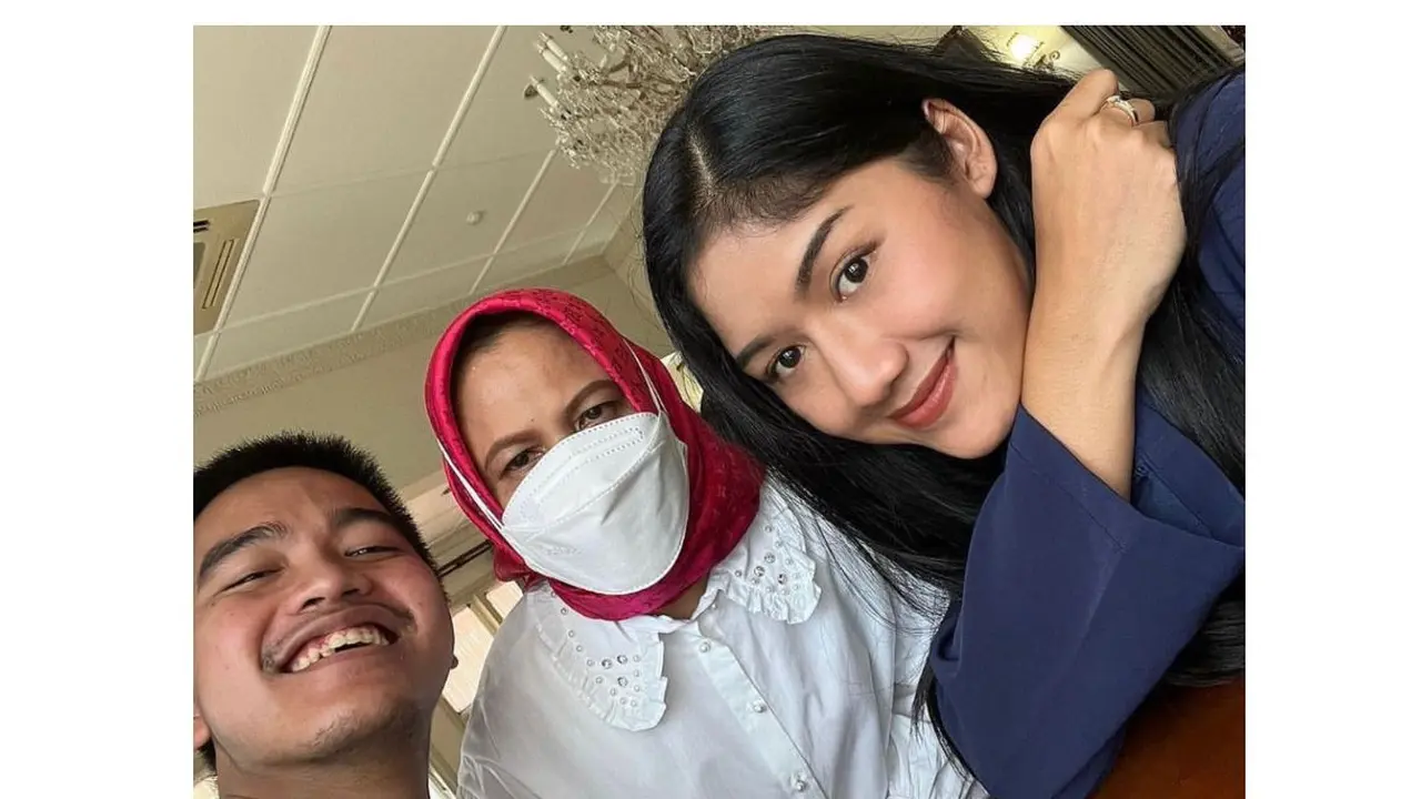 Erina Gudono berfoto dengan Iriana Jokowi dan Kaesang