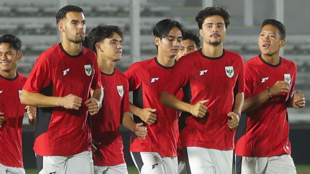 FOTO: Momen Timnas Indonesia U-23 Latihan Jelang Hadapi Filipina di Piala AFF, Dipantau Langsung Alex Pastoor!