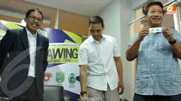 Perwakilan tim Perseru Serui menunjukkan hasil undian drawing babak semifinal Liga Indonesia 2013 (Liputan6.com/ Helmi Fithriansyah) 