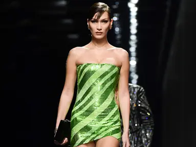 Model Bella Hadid berjalan di catwalk memeragakan busana Women Fall - Winter 2020 koleksi Versace di Milan, Italia (21/2/2020). Milan Fahsion Week berlangsung pada tanggal 18 Februari hingga 24 Februari. (AFP/Miguel Medina)