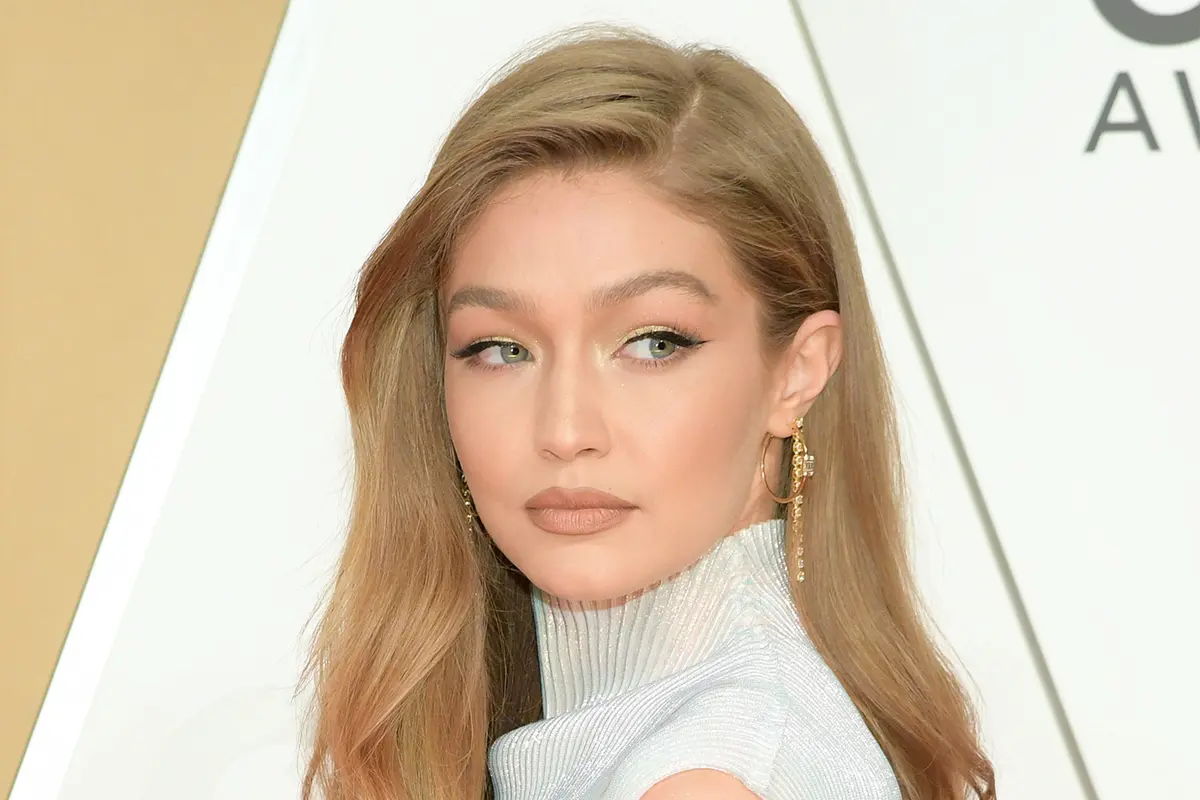 Cantiknya Gigi Hadid Kenakan Gaun Putih di CMA Awards