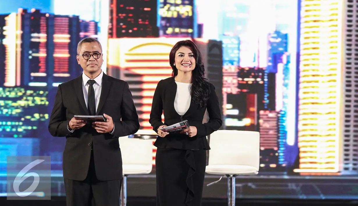 Moderator Tina Talisa dan Eko Prasojo saat membawakan acara debat kedua Cagub DKI-Jakarta, Jumat (27/1). Pada debat kedua ini mengusung tema Reformasi Birokrasi, Pelayanan Publik, Serta Strategi Penataan Kawasasan Perkotaan. (Liputan6.com/Faizal Fanani)