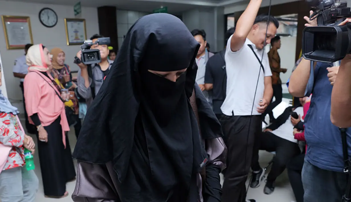 Saat ditemui di Pengadilan Agama Jakarta Timur Selasa, (27/3) Dian tak mau banyak bicara terkait istri-istri suaminya. (Deki Prayoga/Bintang.com)