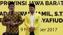 Wali Kota Bandung, Ridwan Kamil didampingi Daniel Mutaqien memberikan keterangan saat konferensi pers mengenai pengumuman calon Gubernur dan Wakil Gubernur Jawa Barat, di kantor DPP Golkar, Jakarta, Kamis (9/11). (Liputan6.com/Johan Tallo)