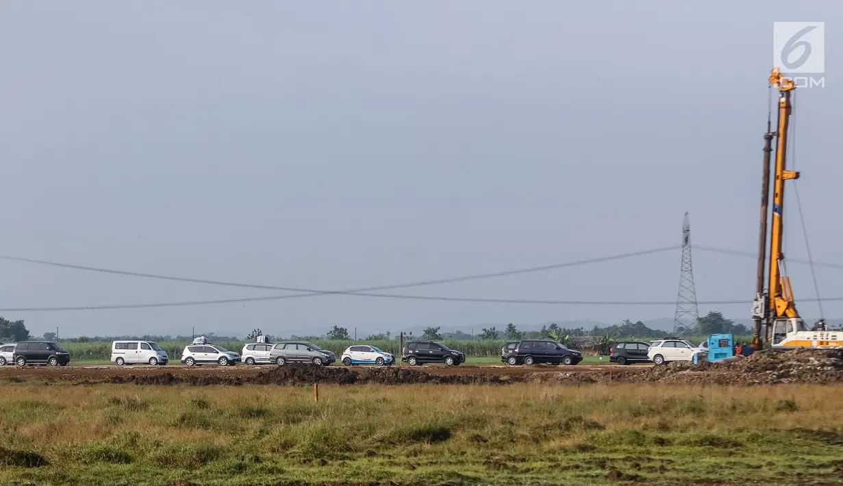Sejumlah kendaraan pemudik melaju di tol fungsional (tol darurat) Brebes Timur-Pemalang di Tegal, Jawa Tengah, Jumat (30/6). Selama arus balik dari arah Jawa Tengah menuju Jakarta, jalan tol darurat ini akan dibuka 24 jam. (Liputan6.com/Faizal Fanani)