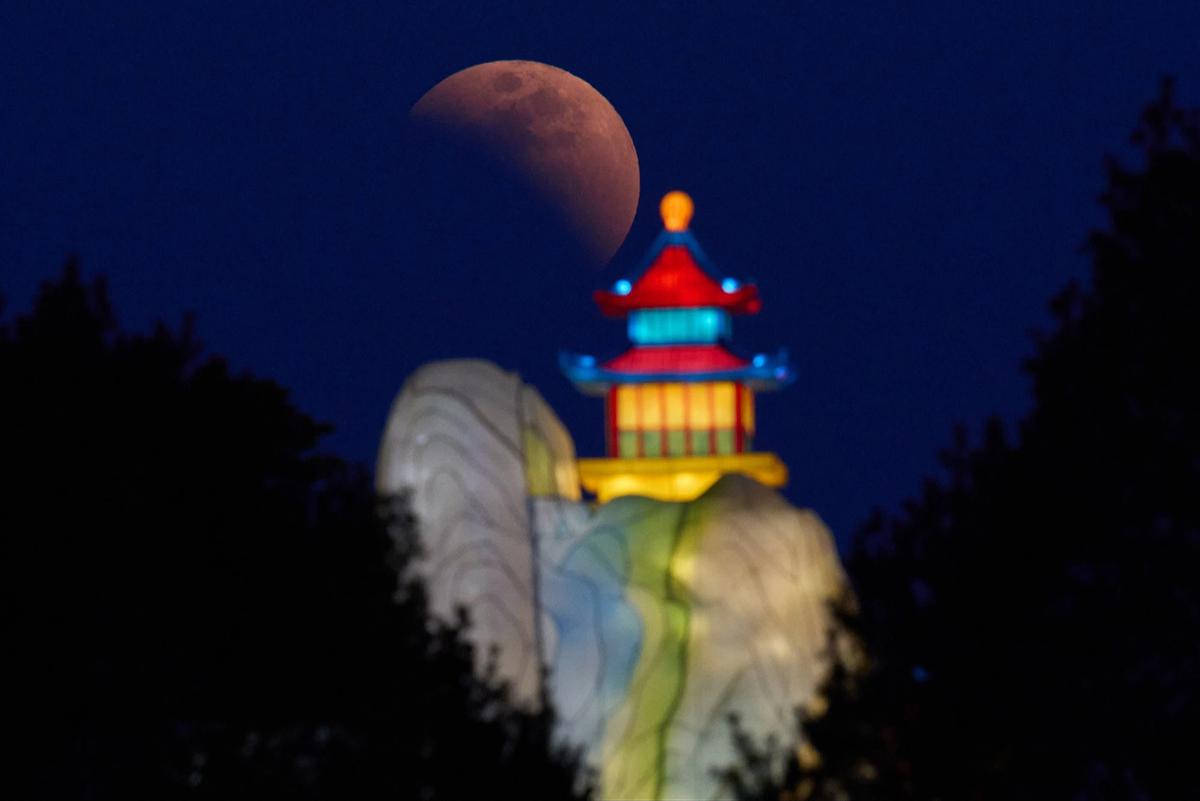 FOTO: Gerhana Bulan Total Hiasi Langit Dunia dengan Fenomena Bulan Darah