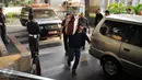 Petugas memanggul tas barang bukti penangkapan untuk diperiksa di gedung KPK Jakarta, Sabtu (20/6/2015). KPK mengamankan empat orang dari Kabupaten Musi Banyuasin berikut uang Rp 2,56 miliar pada Jumat (19/6) malam. (Liputan6.com/Helmi Fithriansyah)