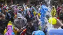 Festival percikan air yang terkenal ini diselenggarakan di lingkungan yang dikenal oleh warga Hong Kong sebagai "Little Thailand", menjelang Tahun Baru Thailand pada akhir pekan ini. (AP Photo/Louise Delmotte)