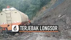 Sebuah mobil pengangkut bahan bakar minyak (BBM) terjebak di reruntuhan longsor di Mandailing Natal. Proses evakuasi dilakukan dengan bantuan kendaraan alat berat.