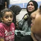 Seorang anak perempuan menjadi korban serangan roket di RS Gaza, 17 Oktober 2023. Dok: AP News/Abed Khaled