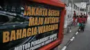 Petugas PPSU Kelurahan Pasar Baru membuat mural di sepanjang tembok RPTRA Pintu Air, Pasar Baru, Jakarta, Selasa (23/4). Perawatan RPTRA sekaligus mempercantik lingkungan demi meningkatkan kenyamanan bagi anak-anak bermain di tempat tersebut. (Liputan6.com/Iqbal S. Nugroho)