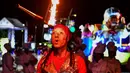 Seorang pria beraksi memainkan tongkat api selama parade Natal di Panama City (16/12). Warga Panama tengah mempersiapkan diri menyambut datangnya Natal 2018 yang jatuh pada tanggal 25 Desember. (AFP Photo/Luis Acosta)