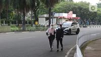 Warga berolahraga sore di kawasan Taman Mini Indonesia Indah, Jakarta, Minggu (22/8/2021). TMII kembali dibuka mulai 06.00-18.00 WIB namun terbatas hanya untuk kegiatan berolahraga outdoor atau luar ruangan dan dengan syarat menunjukkan sertifikat vaksinasi covid-19. (Liputan6.com/Herman Zakharia)