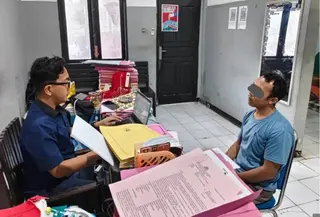 MM, guru tersangka pencabulan siswa saat diperiksa polisi. (Liputan6.com/ Ola Keda)