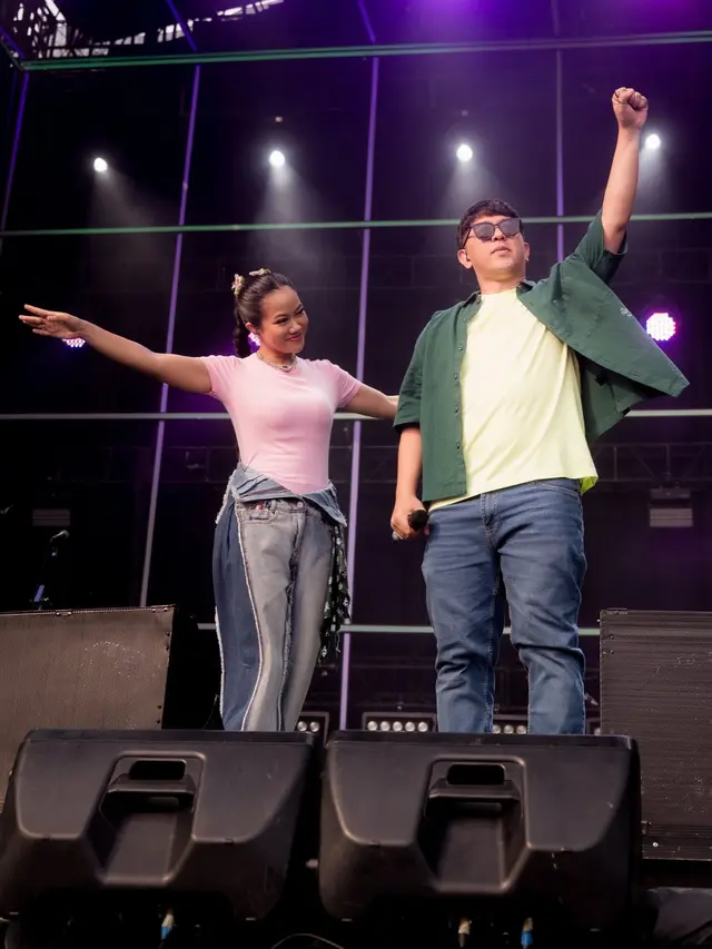 Yura Yunita Tampil Stylish dengan Gaya Y2K Nuansa Brave Pink-Hero Green di Atas Panggung