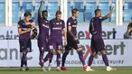 Gelandang Fiorentina, Alfred Duncan (kedua kiri) berselebrasi usai mencetak gol ke gawang SPAL pada pertandingan lanjutan Liga Serie A Italia di stadion Paolo Mazza di Ferrara, Italia, Minggu (2/8/2020). Fiorentina menang telak 3-1 atas SPAL. (Filippo Rubin/Lapresse via AP)