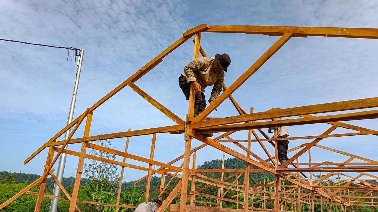 FOTO: Hunian Sementara Dibangun untuk Warga Terdampak Bencana di Pauh Padang