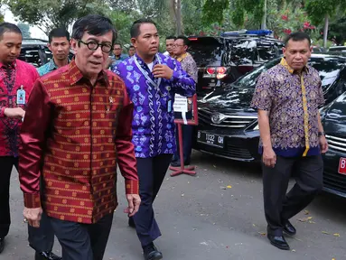 Menteri Hukum dan HAM Yasonna Laoly saat tiba di Imigrasi Bandara Soekarno Hatta, Tangerang, Jumat (24/6). Yasonna ingin memastikan kesiapan Imigrasi menyambut arus mudik dan balik Lebaran di Bandara. (Liputan6.com/Angga Yuniar)