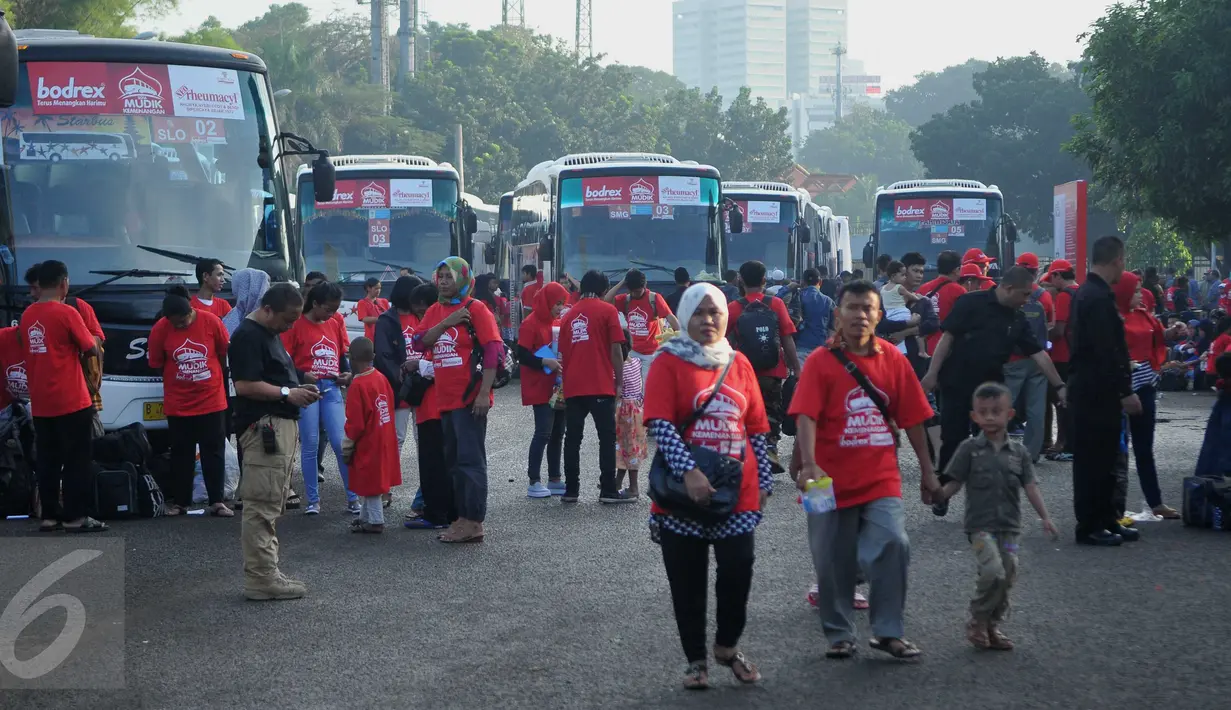 Sejumlah peserta bersiap untuk mudik kemenangan Bodrex dan Neo Rheumacyl di Tenis Indoor Senayan, Jakarta, Kamis (30/6). Mudik gratis yang diikuti 2000 orang ini melibatkan 41 bus dengan berbagai tujuan kota di Pulau Jawa. (Liputan6.com/Gempur M Surya)
