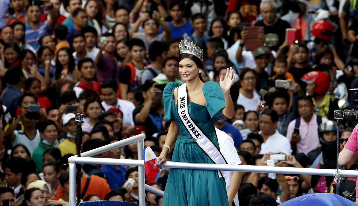 Miss Universe 2015, Pia Alonzo Wurtzbach   menyapa para penggemarnya di jalanan  Manila, Filpina, (25/1). Filpina kembali memenangkan Miss Universe setelah empat dekakde terakhir.  (REUTERS / Erik De Castro)