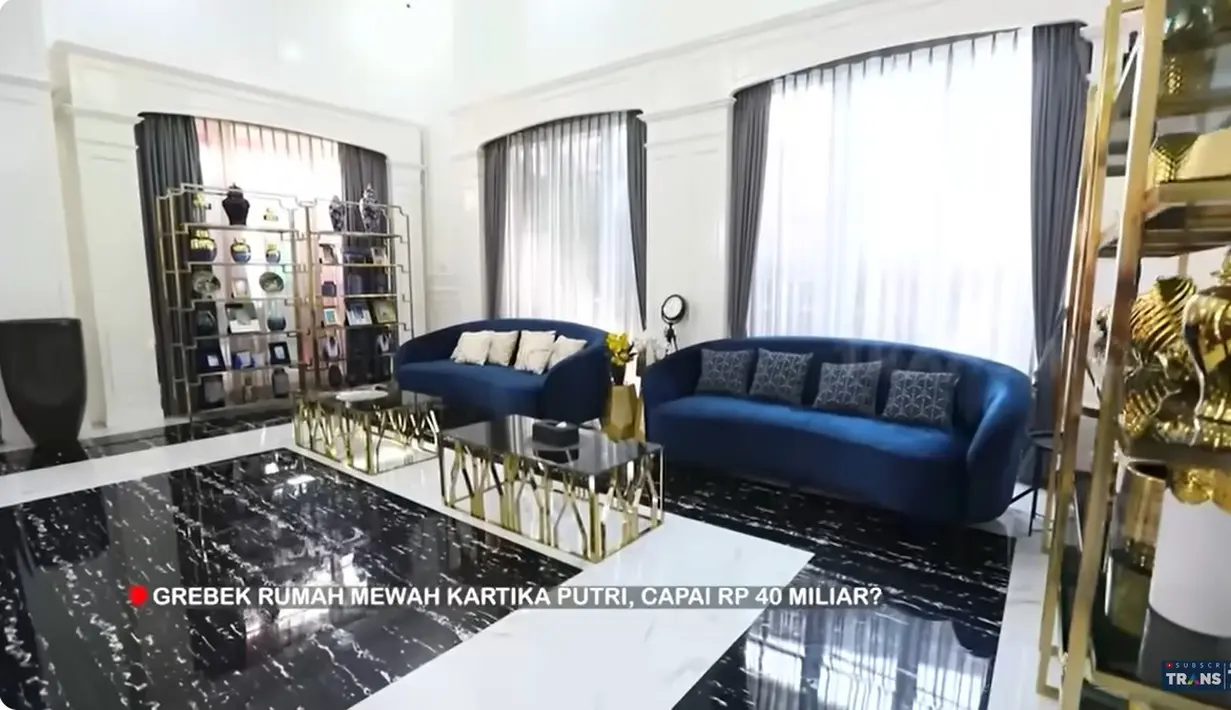 Rumah Karput dan Habib Usman berada di kawasan Bogor, Jawa Barat. Rumah lamanya dirombak habis sehingga terlihat mewah seperti istana. Potret berikut adalah lantai bawah yang sangat luas karena tidak banyak sekat. Banyak sekali sofa untuk terima tamu. [Youtube/TRANS7 OFFICIAL]