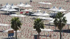 Kerucut lalu lintas berbaris di sekitar tenda kosong pusat vaksinasi COVID-19 massal tempat parkir Stadion Dodger, Los Angeles, Amerika Serikat, Jumat (19/2/2021). California menutup beberapa pusat vaksinasi menyusul badai musim dingin yang menghambat pengiriman dosis. (AP Photo/Damian Dovarganes)