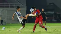 Pemain bertahan Timnas Indonesia, Fabio Azka Irawan, saat berusaha merebut bola dari pemain SKO Ragunan pada pertandingan uji coba yang berlangsung di Stadion Manahan, Solo, Rabu (12/6/2024). (Bola.com/Radifa Arsa)