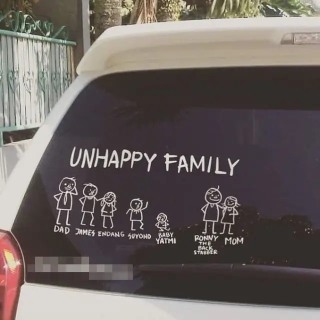 7 Potret Stiker di Mobil Ini Curi Perhatian Pengguna Jalan