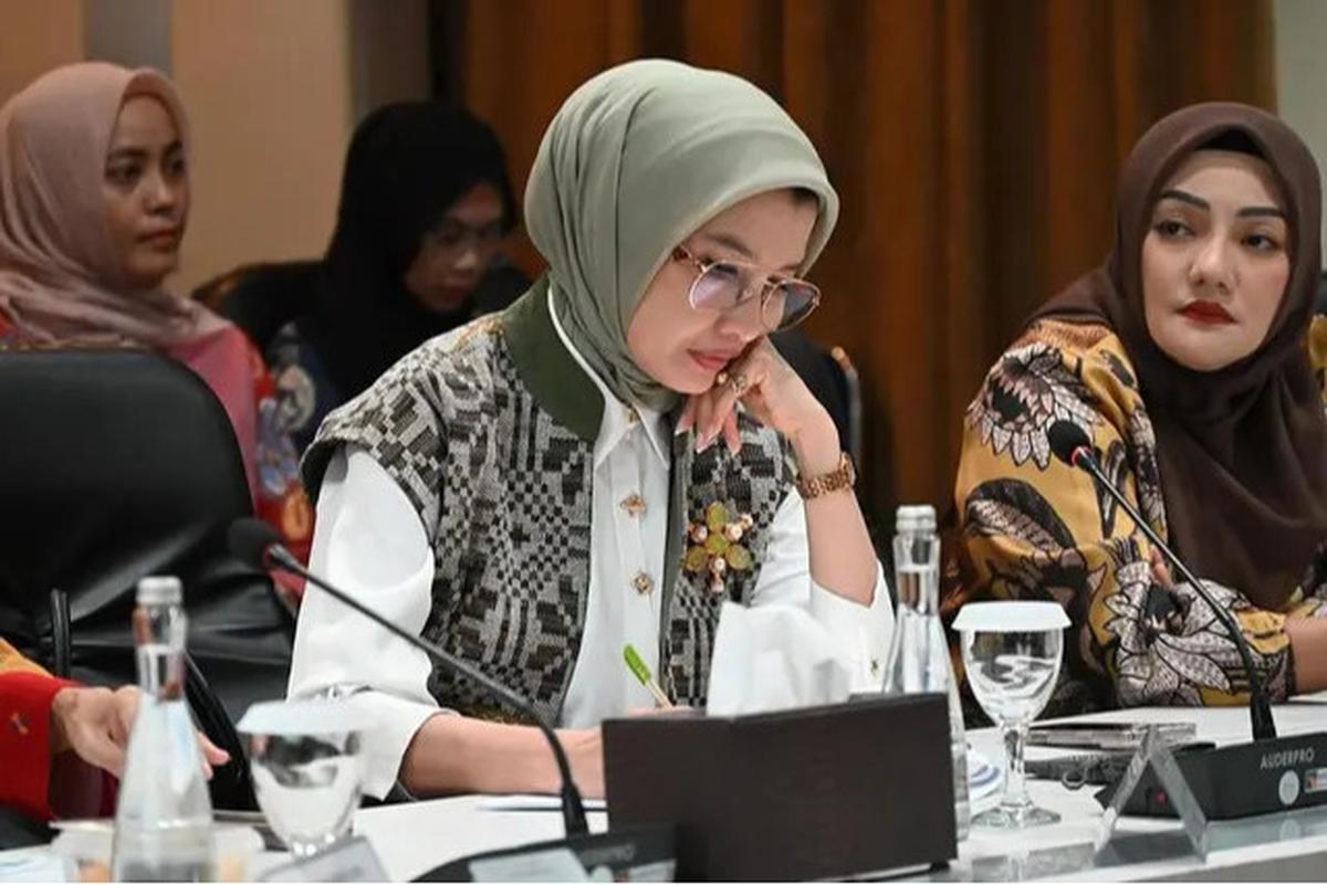 4 Gaya Outer Arzeti Bilbina, Modest Fashion ala Politisi yang Stylish dan Beretika