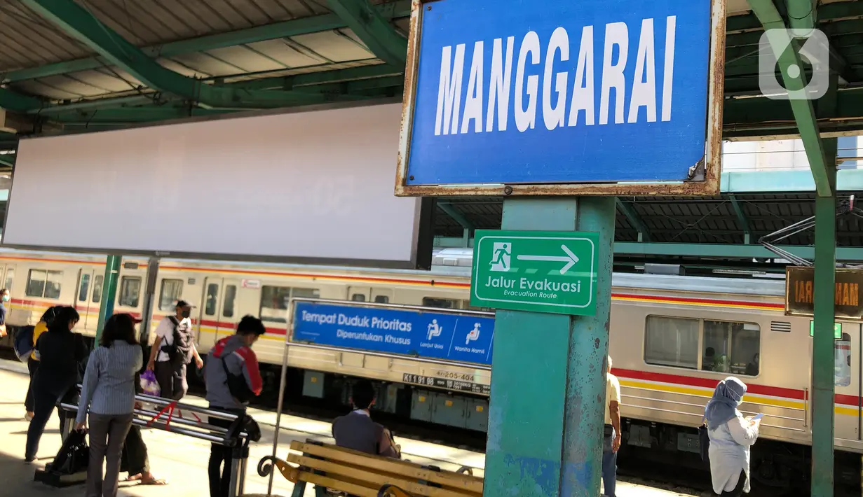Suasana aktivitas penumpang di Stasiun KA Manggarai, Jakarta, Selasa (1/12/2020). Menhub Budi Karya Sumadi menyebut nantinuya Manggarai akan menjadi pusat stasiun KA di Jabodetabek karena semua rute kereta yang ada di Jabodetabek akan bersinggungan di Manggarai. (Liputan6.com/Immanuel Antonius)