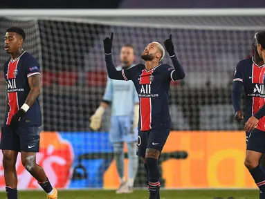 Striker Paris Saint-Germain, Neymar (tengah), melakukan selebrasi usai mencetak gol keduanya ke gawang Istanbul Basaksehir dalam laga lanjutan Liga Champions 2020/21 Grup H di Parc des Princes Stadium , Paris, Rabu (9/12/2020). PSG menang 5-1 atas Basaksehir. (AFP/Franck Fife)