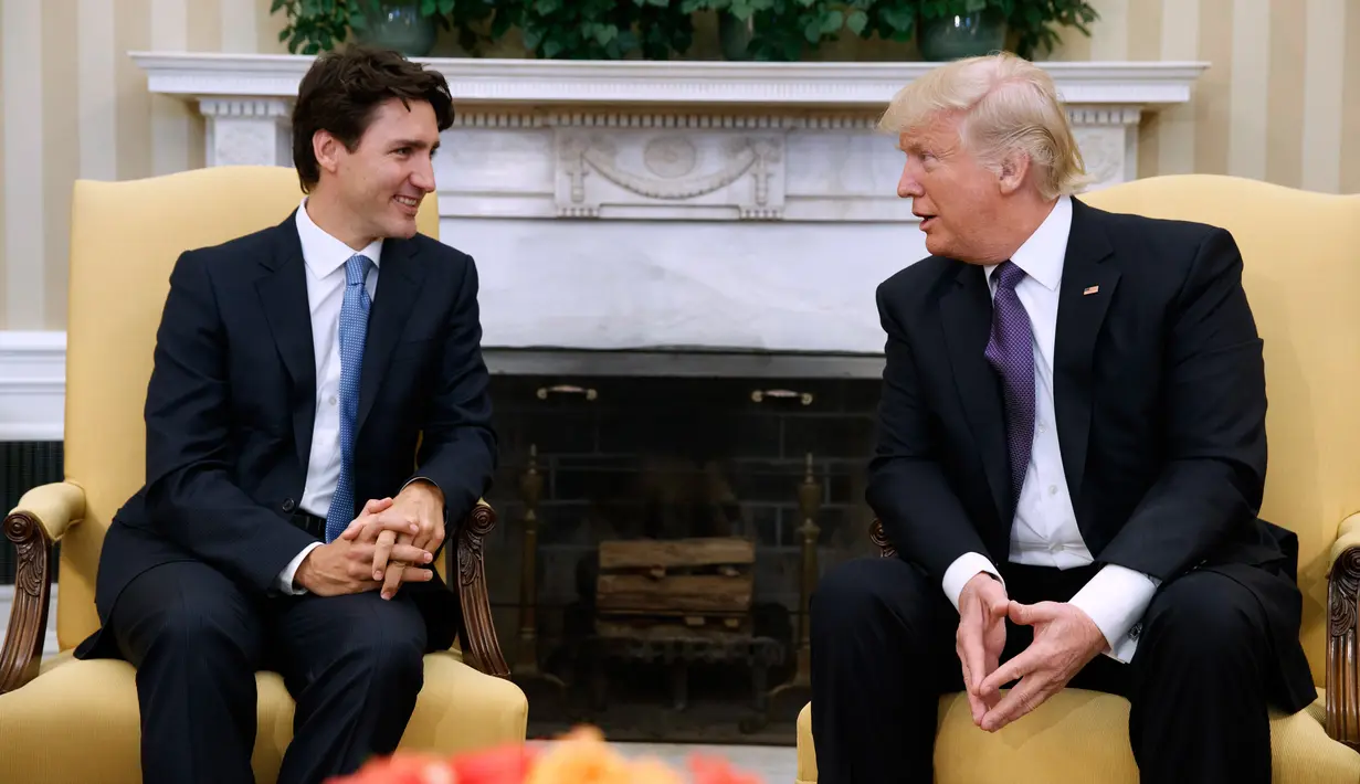 Presiden AS, Donald Trump dan PM Kanada, Justin Trudeau berbincang di Oval Office, Gedung Putih, Washington, Senin (13/2). Kedatangannya PM Kanada ke Gedung Putih untuk membahas isu memajukan perempuan di dunia bisnis. (AP Photo/Evan Vucci)