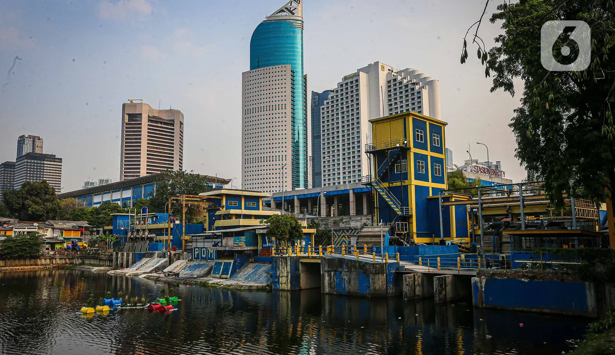 Penghijauan waduk dengan sistem pot apung ini memanfaatkan pipa pipa paralon dan drum bekas tempat bahan bakar minyak. (Liputan6.com/Faizal Fanani)