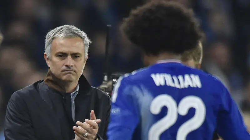 Jose Mourinho mengagumi Willian dan dikabarkan ingin memboyongnya ke Manchester United (MU). (Reuters/Toby Melville)