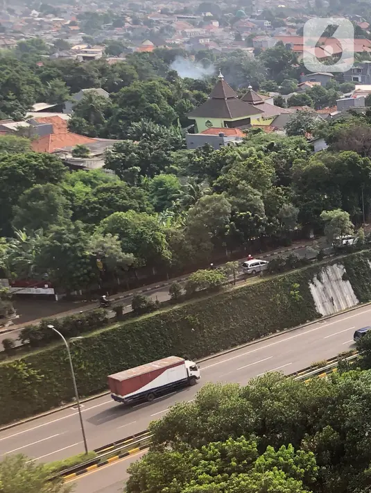 Lansekap permukiman dan gedung bertingkat terlihat di Pasar Minggu, Jakarta, Minggu (25/10/2020). Menurut data terbaru Kementerian PUPR sampai medio 2019 lalu, baru 13 dari 174 kota di Indonesia yang memahami pentingnya RTH bagi pembangunan dan pengembangan wilayah. (Liputan6.com/Immanuel Antonius)