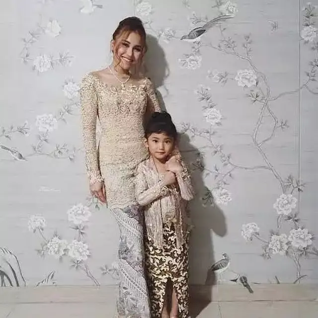 6 Potret Bilqis Anak Ayu Ting Ting Pakai Kebaya dari Kecil hingga Kini Remaja
